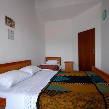 Apartments And Rooms With A Swimming Pool Kali, Ugljan - 14083 Rom bilde